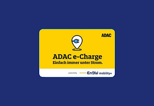 Gelbe Karte mit dem Schriftzug ADAC e-charge auf einem dunkelblauen Hintergrund