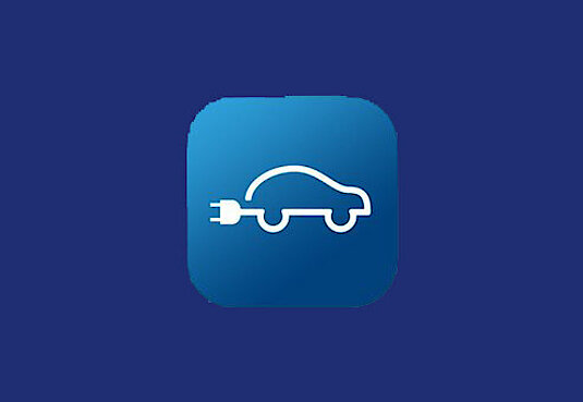 Icon mit einem Auto und Stromstecker auf einem dunkelblauen Hintergrund 