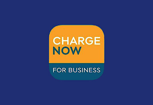 Logo in orange und grau mit Charge Now for business auf einem dunkelblauen Hintergrund