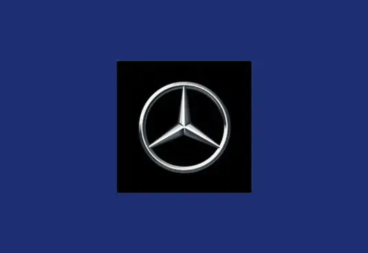 Logo in schwarz und weiß mit dem Mercedes-Stern auf einem dunkelblauen Hintergrund 