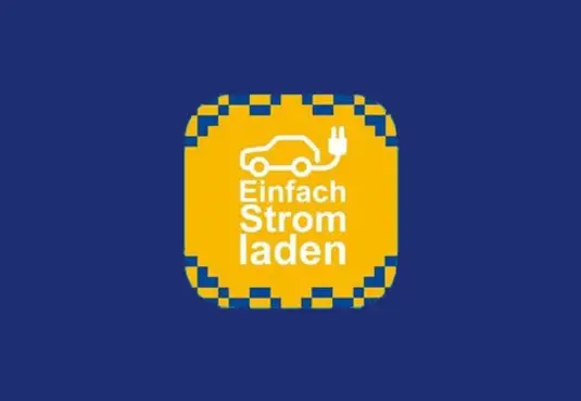 Logo in gelb mit dem Schriftzug Einfach Strom Laden und einen Auto auf dunkelblauem Hintergrund 