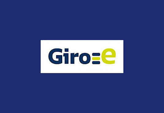 Schriftzug Giro-E auf einem dunkelblauen Hintergrund 