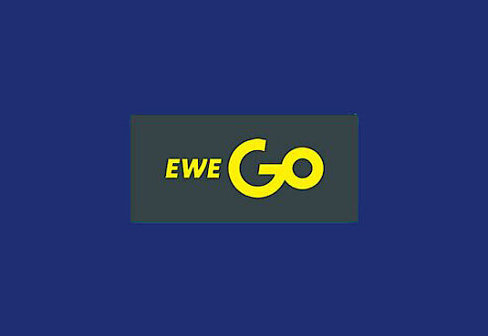 Logo in gelb und dunkelgrau mit dem Schriftzug EWE Go auf einem dunkelblauen Hintergrund